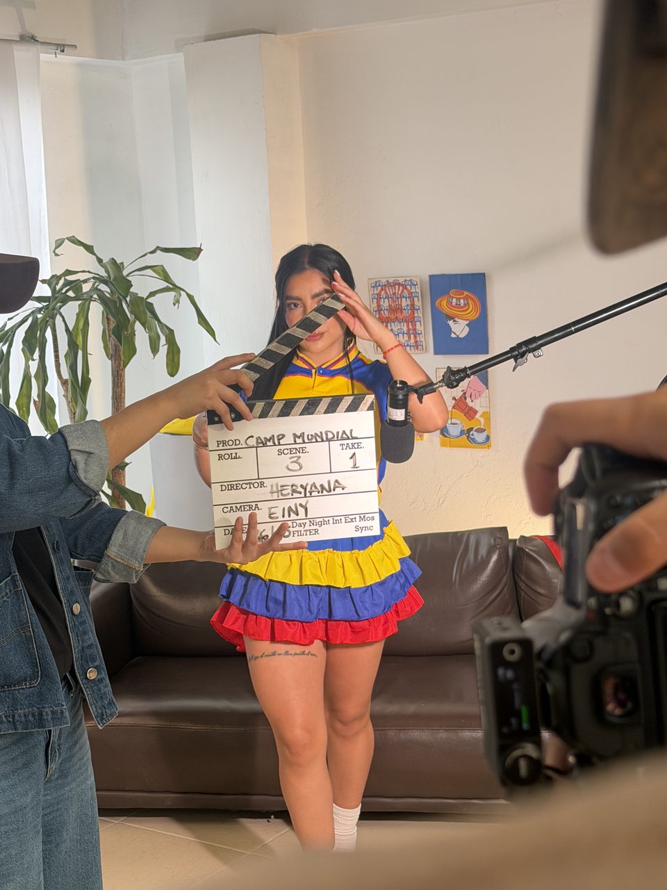 Camila Quiroga con la claqueta durante una producción comercial
