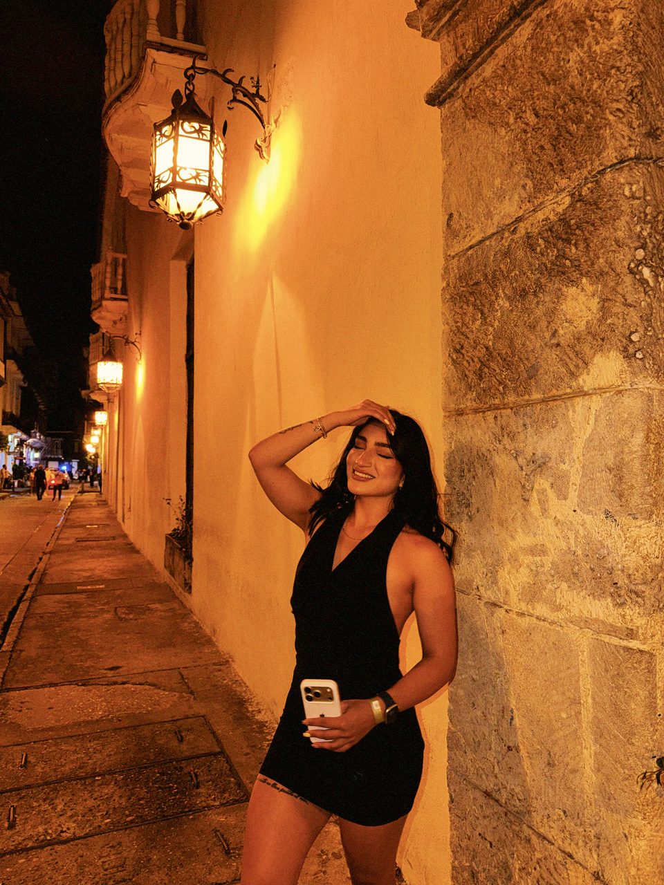Camila Quiroga en una sesión editorial nocturna en una calle colonial