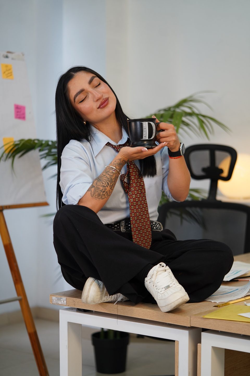 Camila Quiroga en una sesión editorial de oficina con camisa y corbata