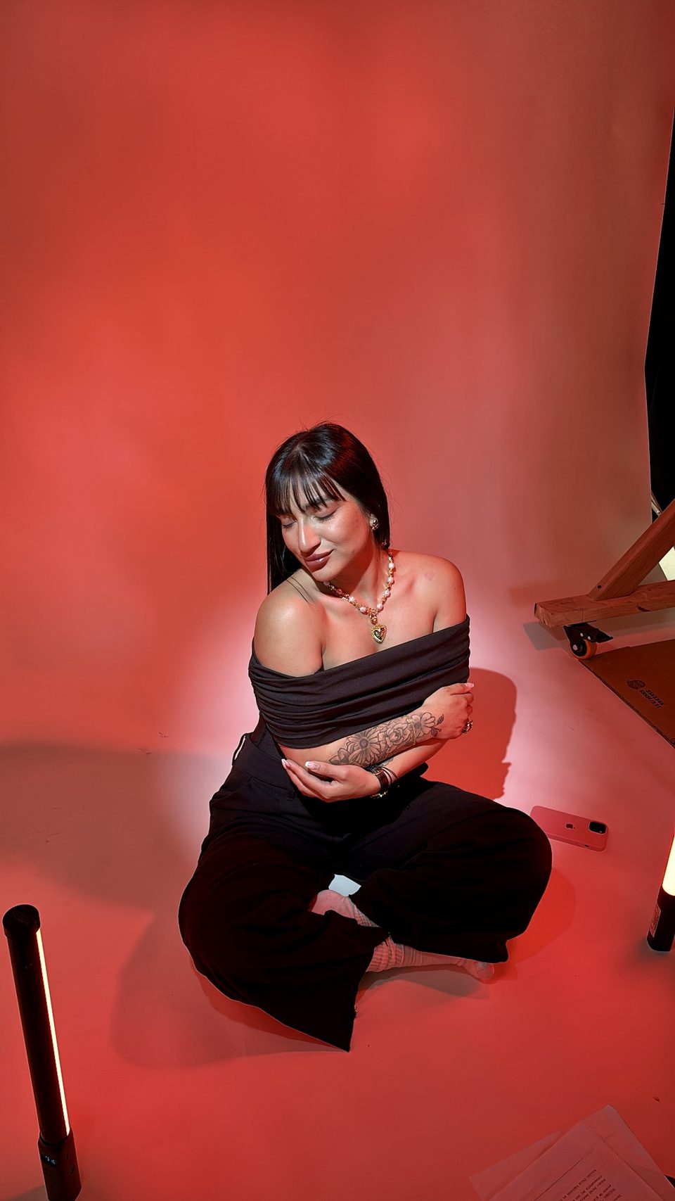 Camila Quiroga en una sesión de estudio con fondo rojo