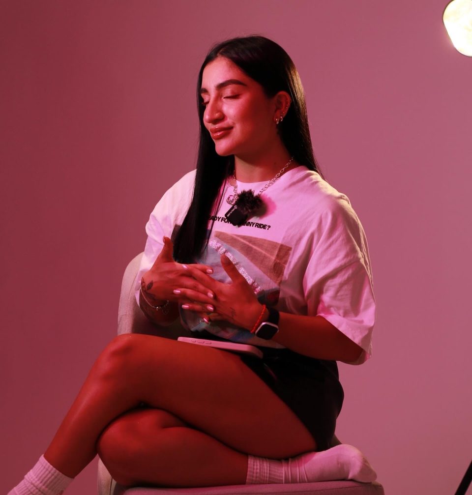 Camila Quiroga en sesión de estudio con fondo rosado