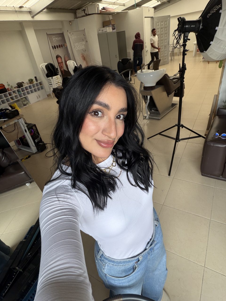 Camila Quiroga con el cabello suelto y brillante en un salón de belleza