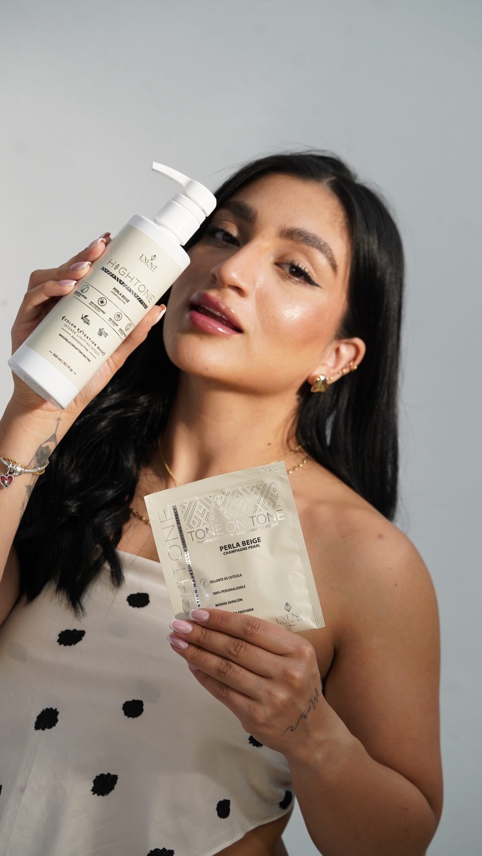 Camila Quiroga, modelo comercial, presentando productos de una marca de belleza