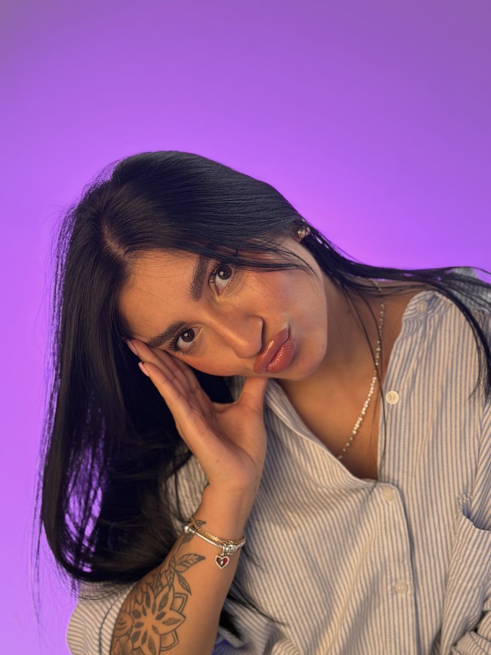 Retrato de belleza de Camila Quiroga con fondo morado