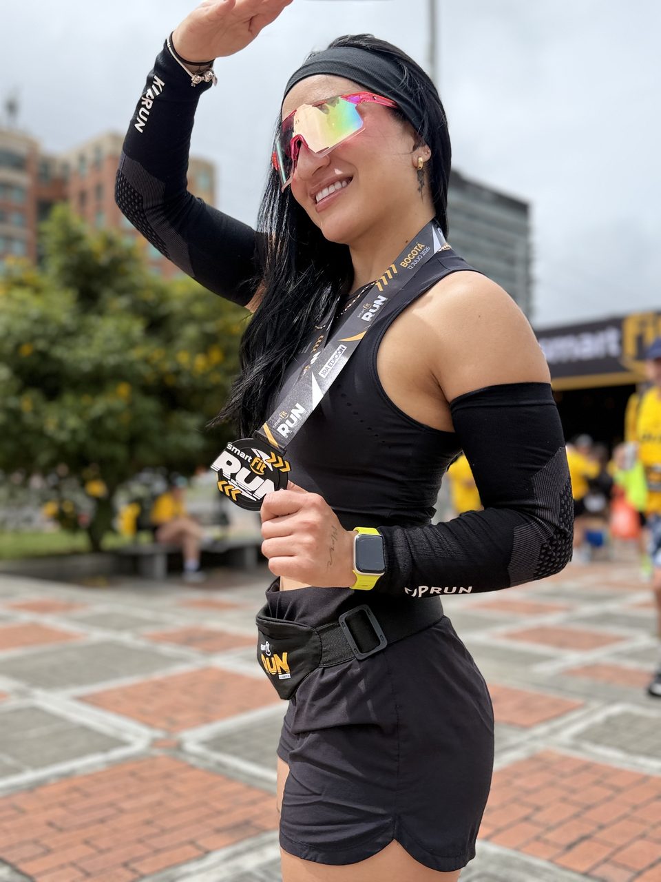 Camila Quiroga con medalla después de una carrera de running