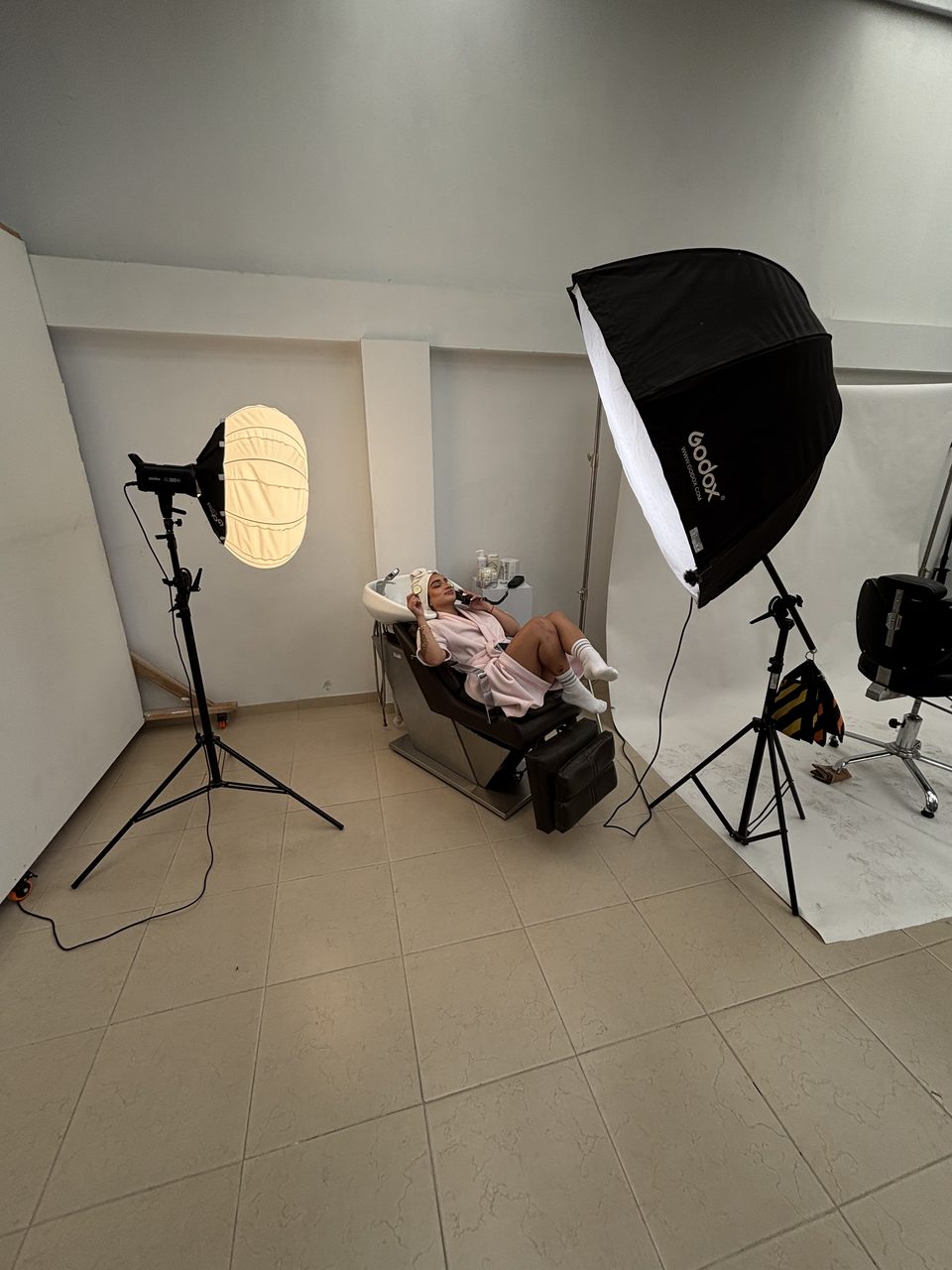Set de producción con iluminación profesional durante una sesión de Camila Quiroga