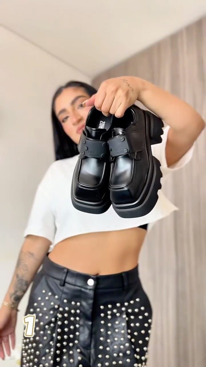 Camila Quiroga mostrando un look de moda para Zohet