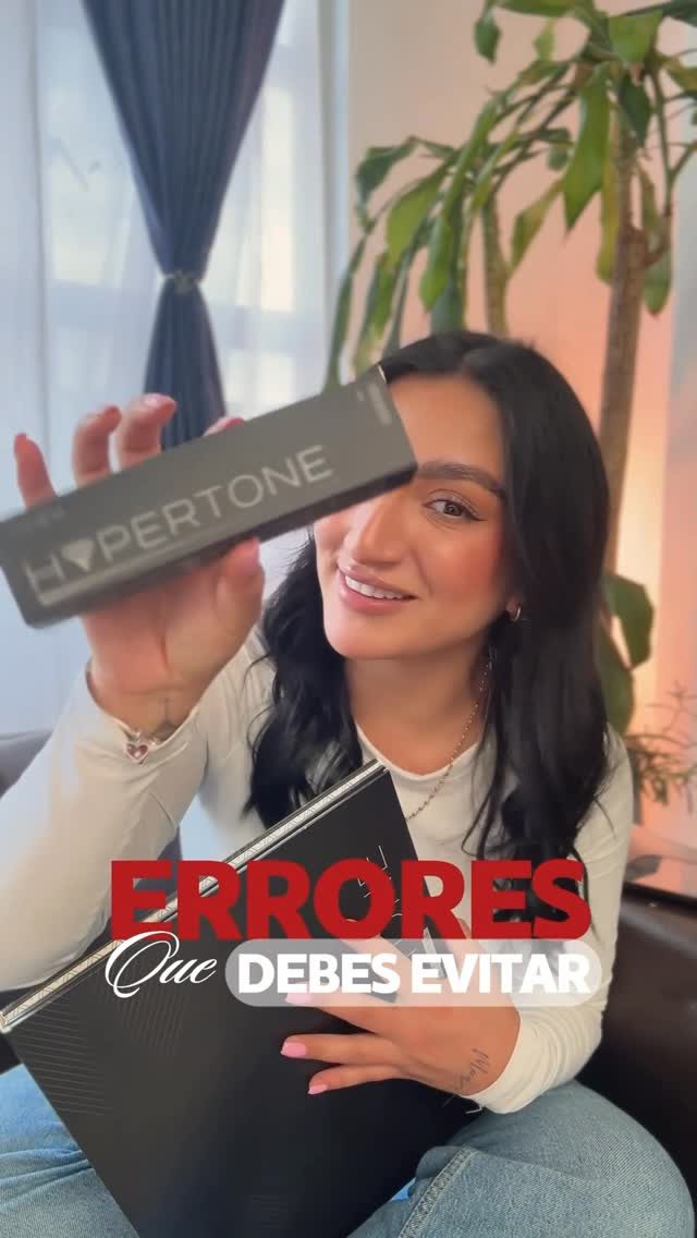 Camila Quiroga presentando un producto de Lxent Professional frente a cámara