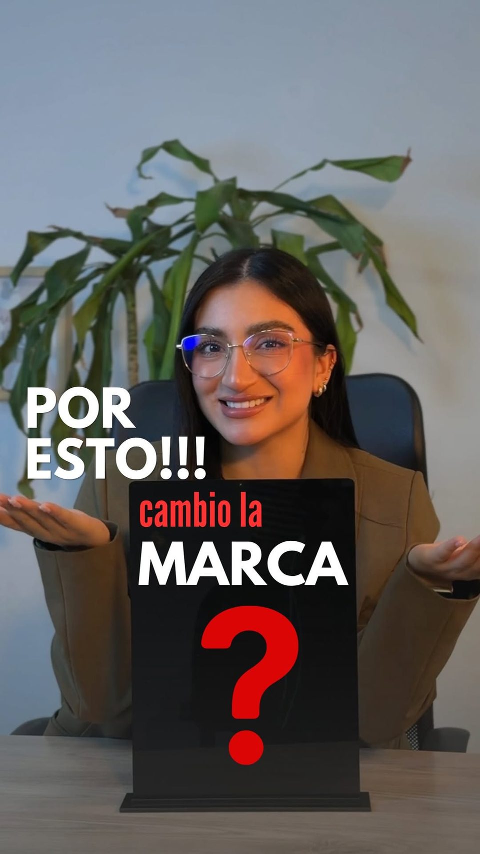 Camila Quiroga explicando frente a cámara el cambio de marca de Lxent Professional