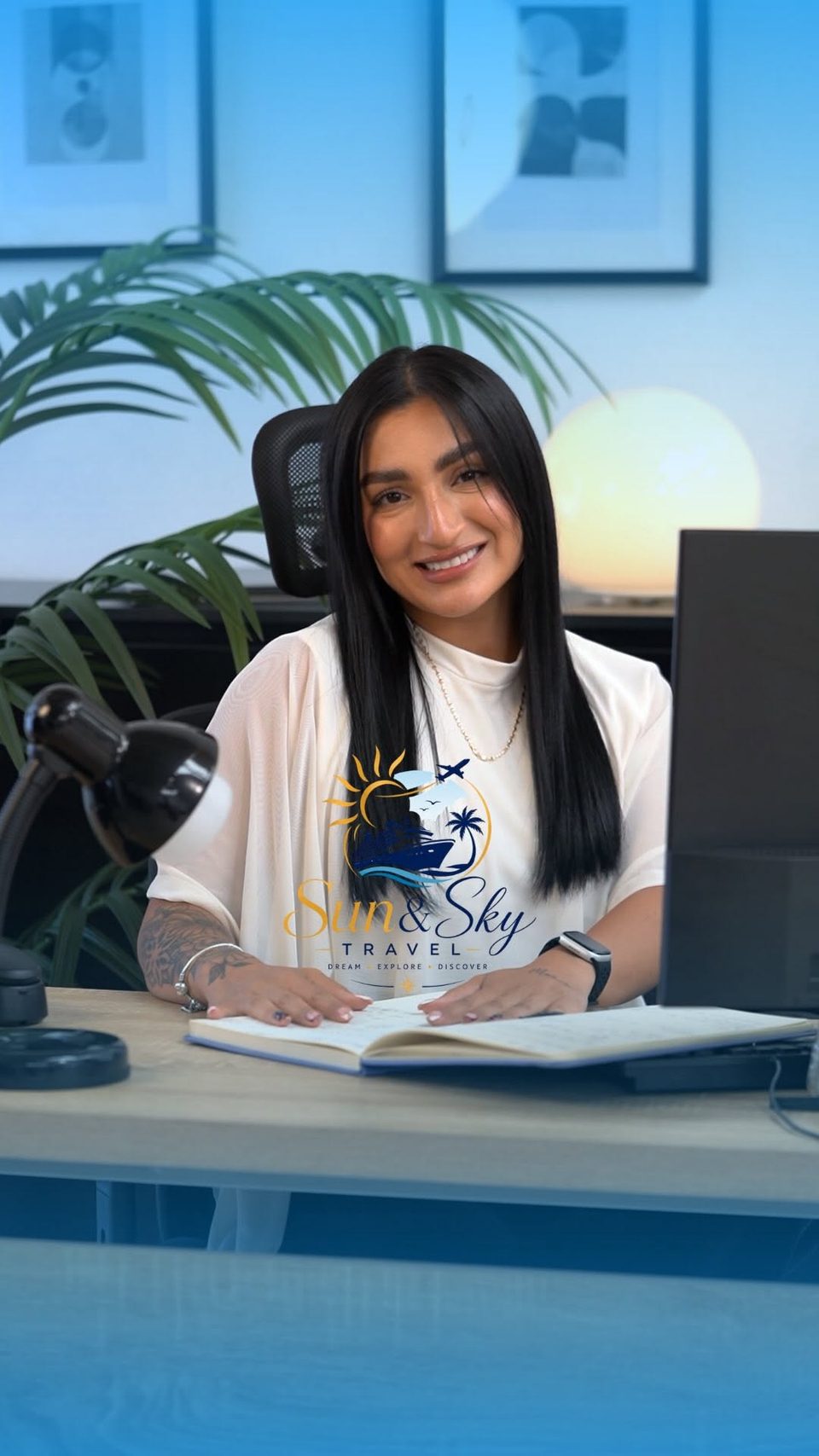 Camila Quiroga con camiseta de Sun Sky Travel presentando el servicio de la marca